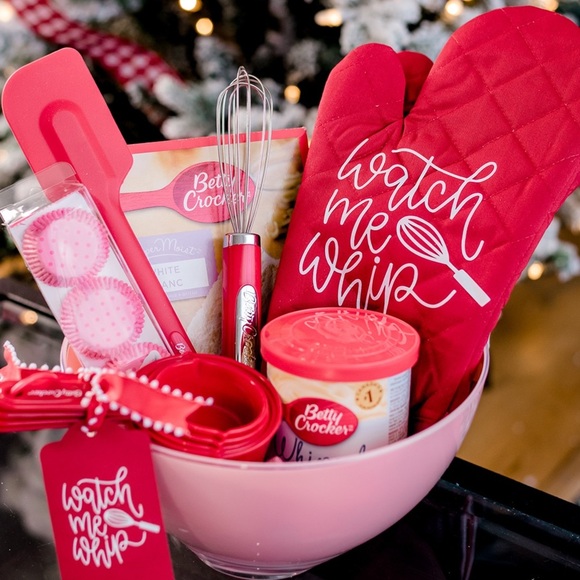 NWT Holiday Bakeware Gift Set – Christmas Baking Kit – Red - Picture 2 of 2